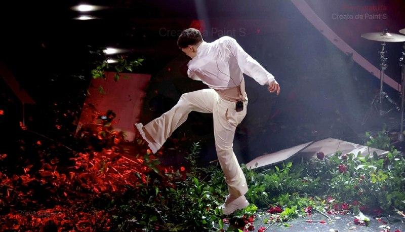 Blanco assolto per aver preso a calci i fiori a Sanremo “Era teso” articolo