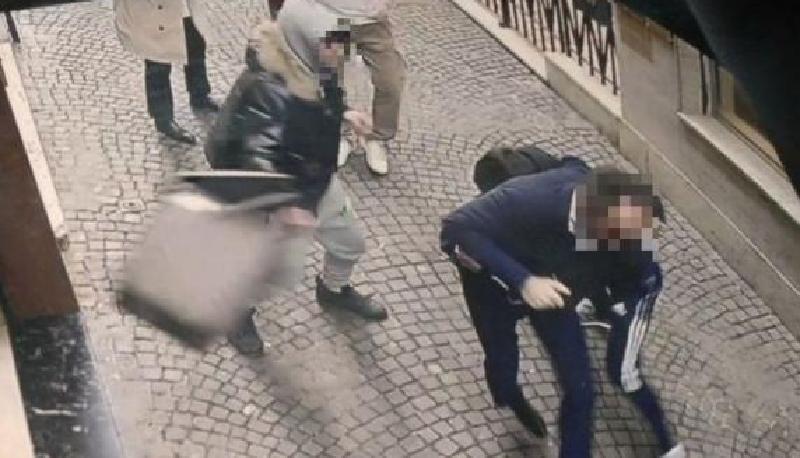 Rimprovera due adolescenti, loro lo aggrediscono a calci e pugni: prende anche un bidone in testa articolo