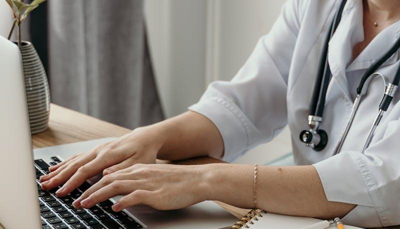Medico al computer
