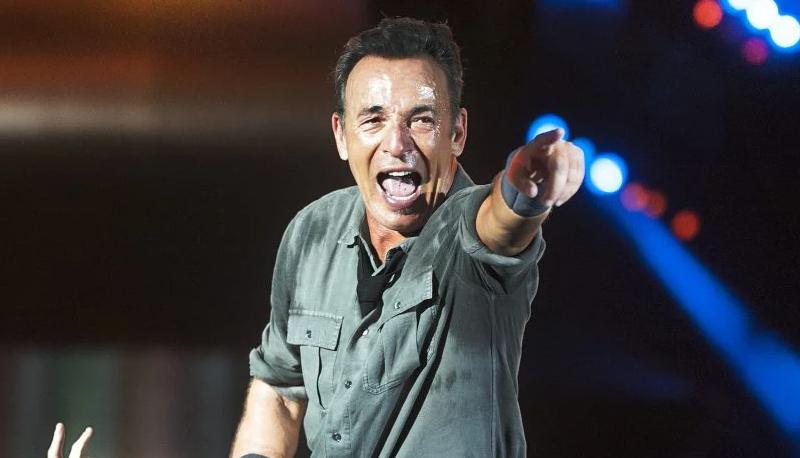 Bruce Springsteen firma la giustificazione scolastica a un fan durante il concerto articolo