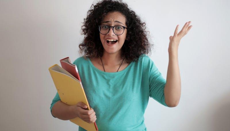 Studentessa con in mano quaderni