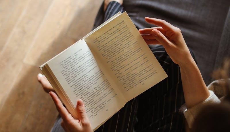 Libro aperto tra le mani di una ragazza