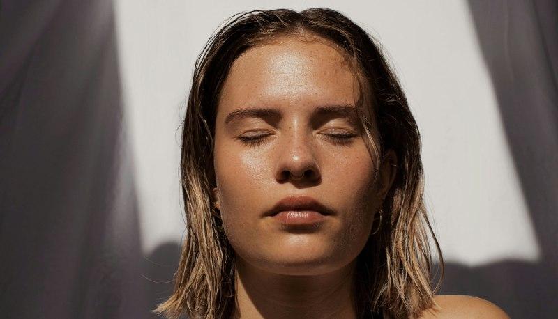 Glass Skin trend su TikTok, cos’è e come ottenerla: la giusta routine articolo