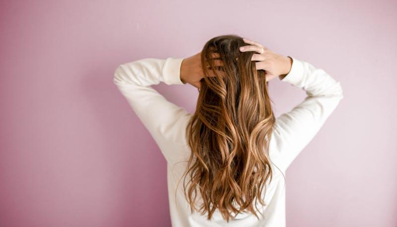Hair Oiling, il trucco di TikTok per far crescere i capelli