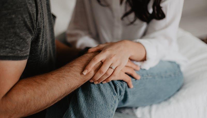 Un ragazzo e una ragazza che si tengono teneramente per mano