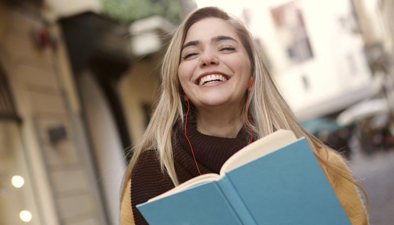 Giornata del Libro: adolescenti leggono più degli adulti. E vanno anche in biblioteca