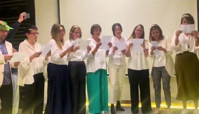 I docenti del liceo cantano "Mamma Mia!" in greco: il video su TikTok