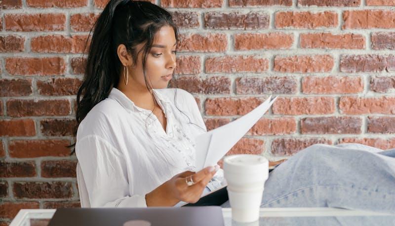 Studentessa che ripassa per l'esame di Maturità