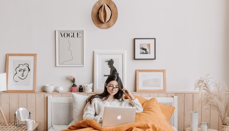 ragazza al computer