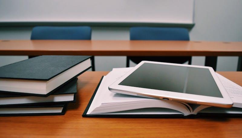 Banco di scuola con libri e tablet