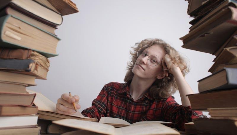 Studente che studia per la seconda prova di Amministrazione Finanza e Marketing