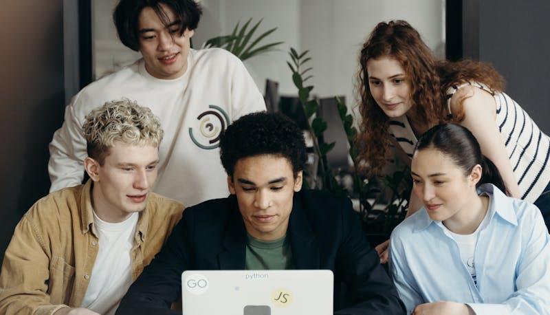 studenti seduti davanti a un computer