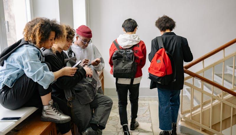 Studenti di Trasporti e Logistica dentro scuola