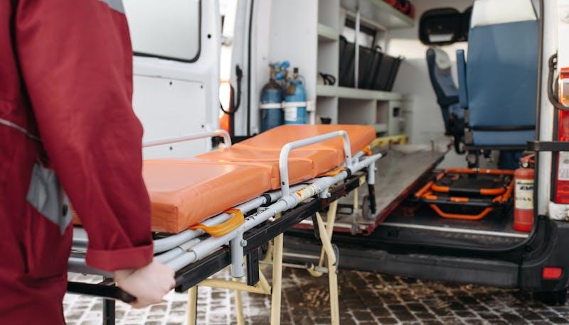 Barella che entra in ambulanza