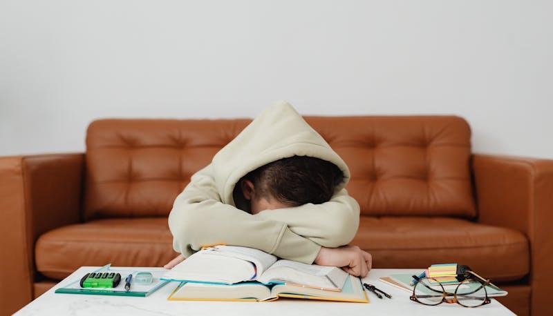 studente stanco sui libri