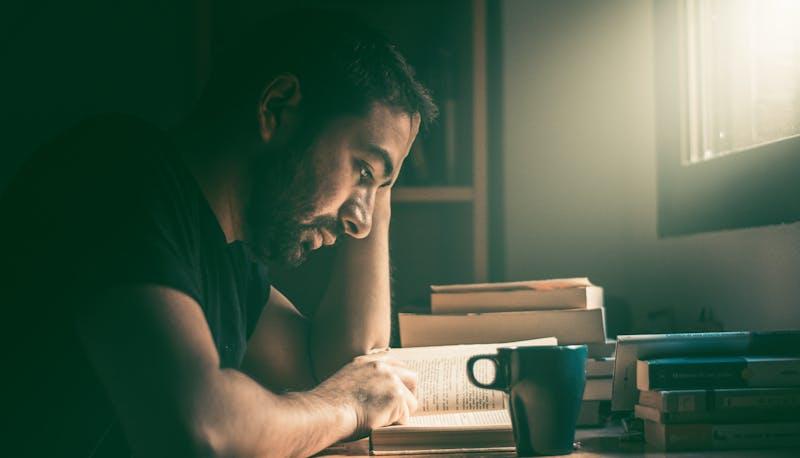 Studente che studia alla scrivania