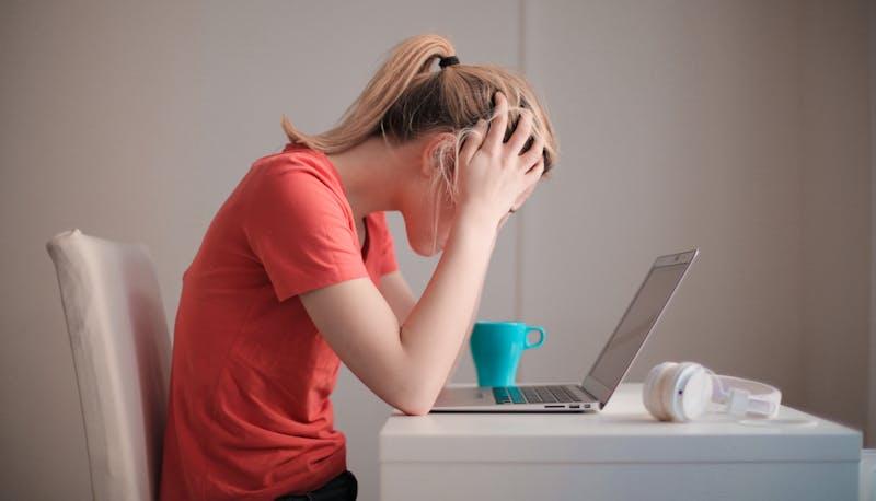 ragazza in ansia per la seconda prova di maturità 2024
