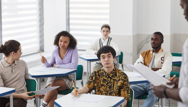 studenti che fanno un'assemblea di classe
