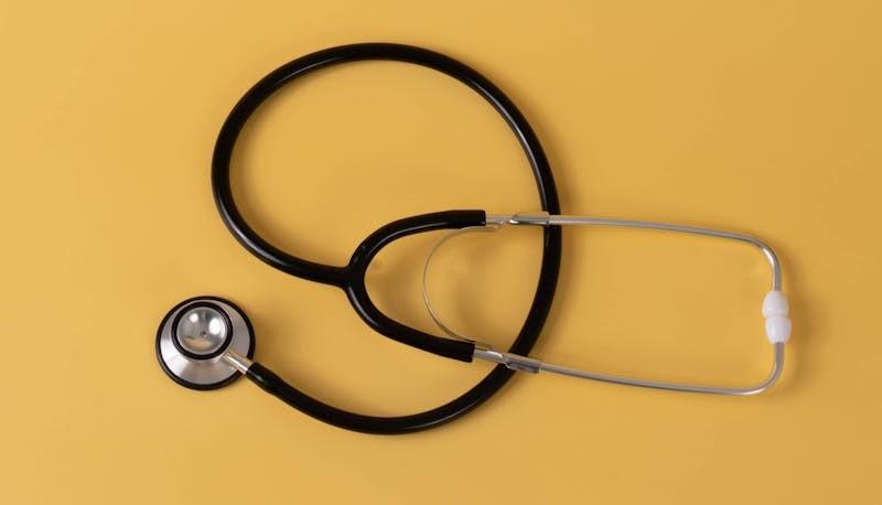 Stetoscopio giallo: strumento da lavoro per i futuri medici che supereranno il test di Medicina 