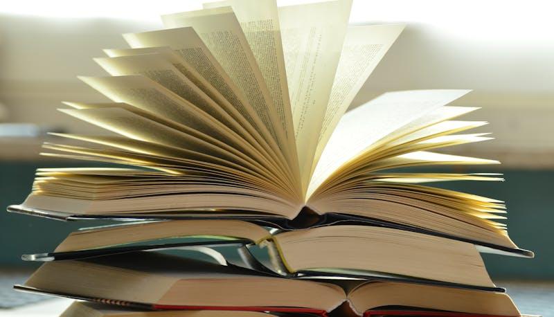 Pila di libri da studiare per la Maturità