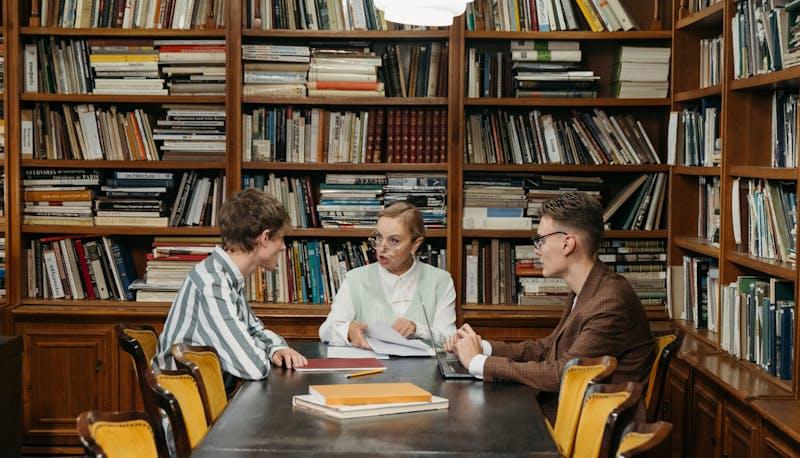 Professoressa discute con due studenti che rischiano la bocciatura