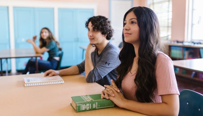 studenti che svolgono la prima prova di maturità a scuola