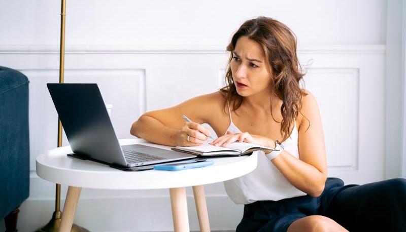 Studentessa nel panico mentre cerca di caricare dal computer il Capolavoro per la Maturità