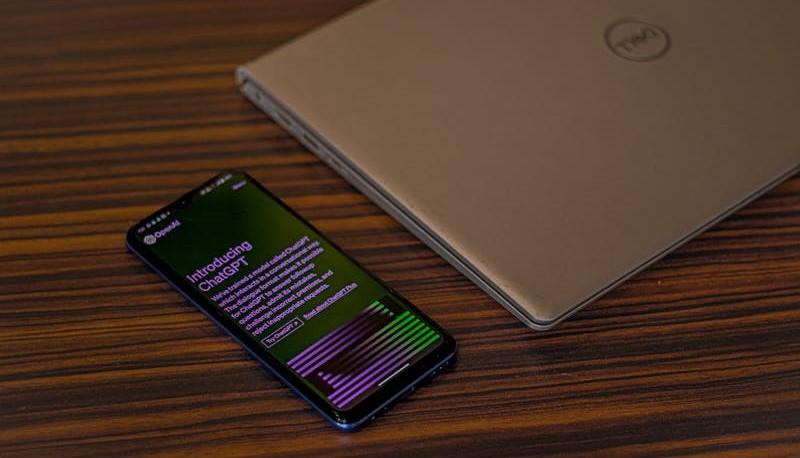 Cellulare loggato sulla schermata di ChatGPT