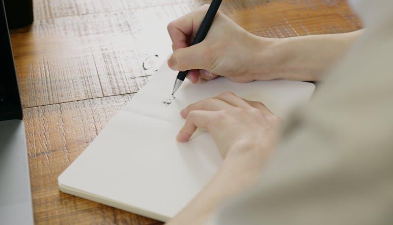 Studente che progetta su un quaderno il Capolavoro per la Maturità