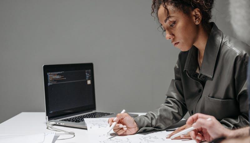Studentessa prende appunti per il Capolavoro in vista dell'esame di Stato
