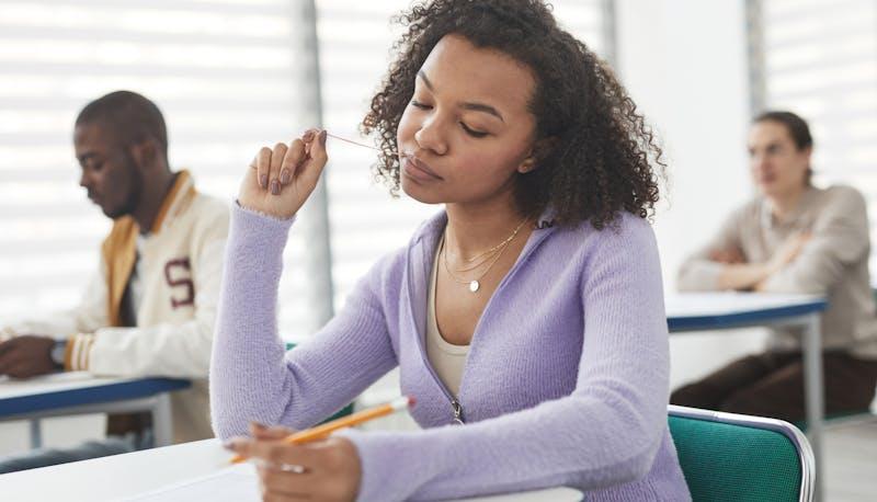 Studentessa che sta per consegnare la seconda prova di Maturità