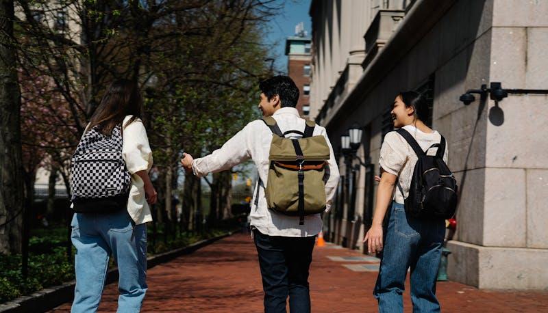 Studenti fuori scuola che discutono del Capolavoro