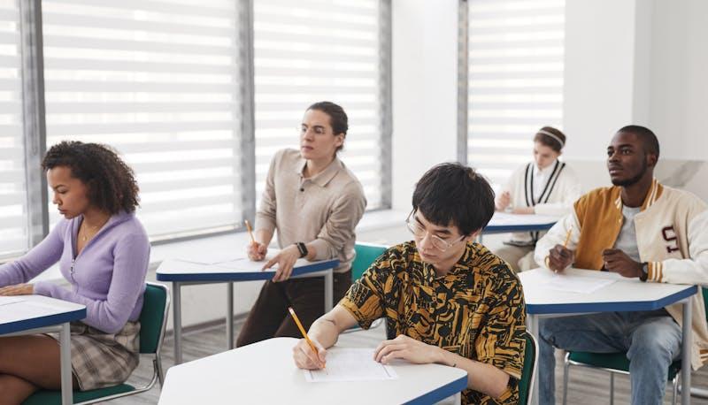 Ragazzi che svolgono la prima prova di Maturità
