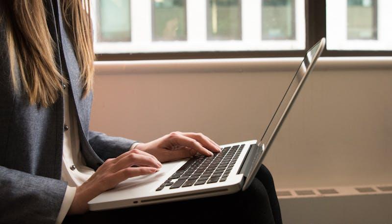 Studentessa che prepara al computer Curriculum dello studente, Capolavoro, Pcto ed Educazione civica