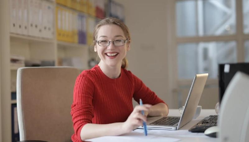 Studentessa compila Curriculum dello Studente