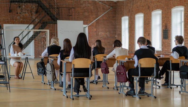 Studenti che svolgono la maturità con il dizionario