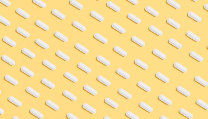 Pillole su sfondo giallo: uno degli strumenti che utilizzeranno i futuri medici