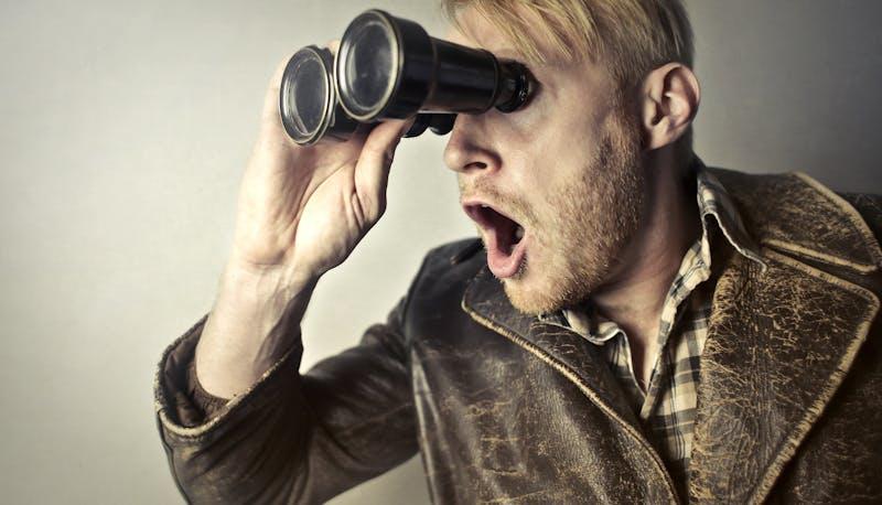 UOmo con cannocchiale stupito di fronte alle domande del test di Medicina 2024