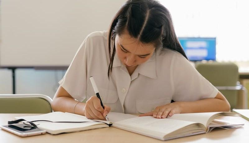 Studentessa si appunta i nomi dei presidenti di commissione della Maturità