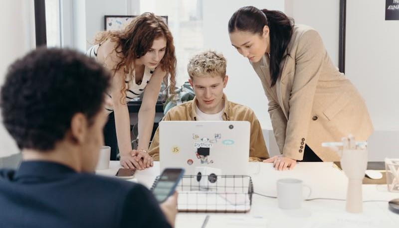 Studente mostra il suo Capolavoro dal computer ai compagni di classe