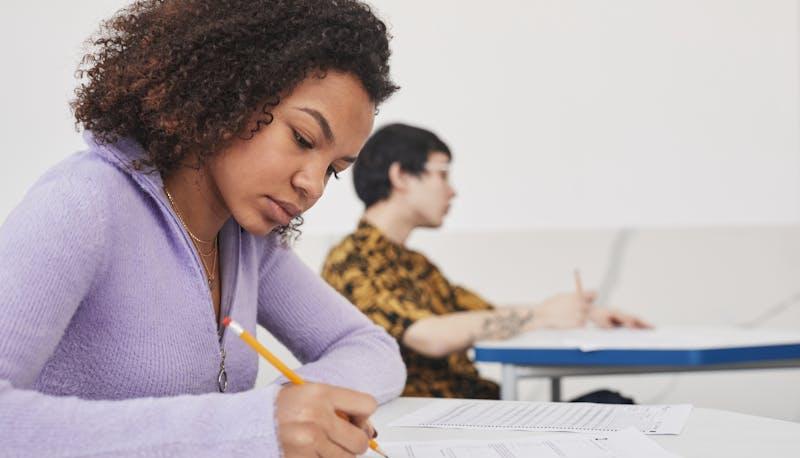Ragazza che non riesce a finire la prima prova di Maturità