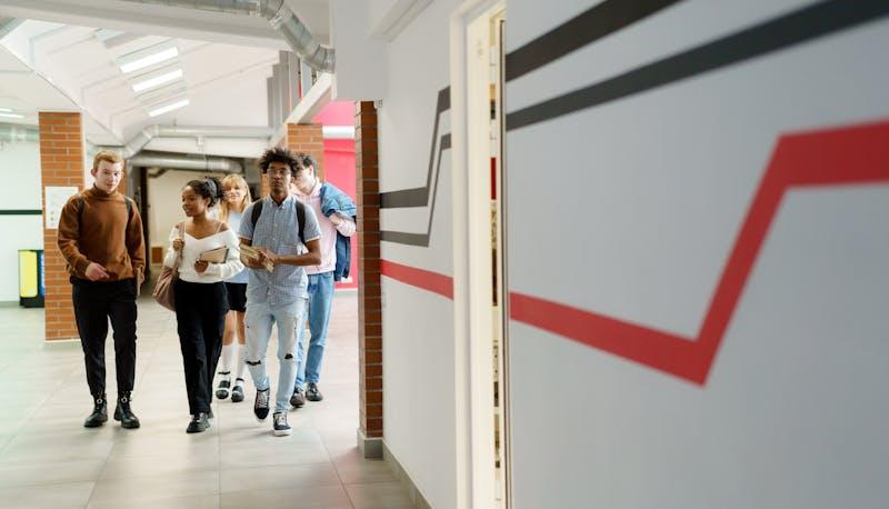 maturandi a scuola per la prima prova di maturità