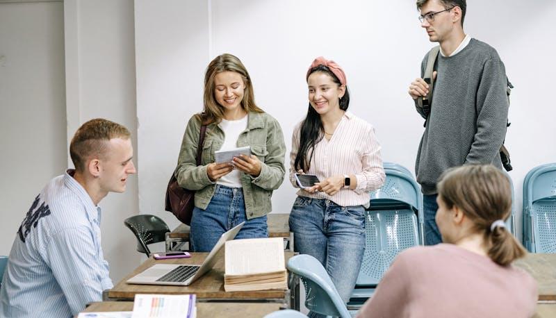 ragazzi che vanno a scuola per la prima prova di maturità