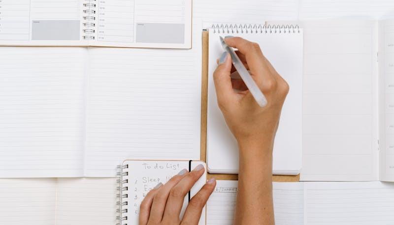 Studentessa prende appunti sulla Maturità