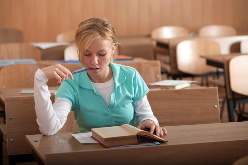 Studentessa studia al banco prima dell'esame orale di Maturità