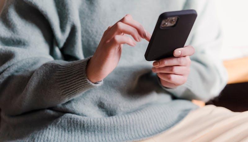 Una ragazza mentre fa Orbiting attraverso lo smartphone