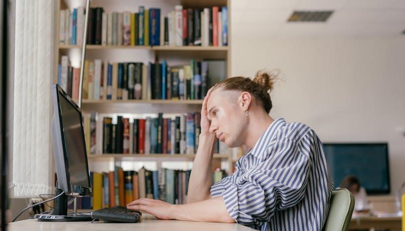 Studente al computer, in ansia per il test di Medicina 2024 del 30 luglio