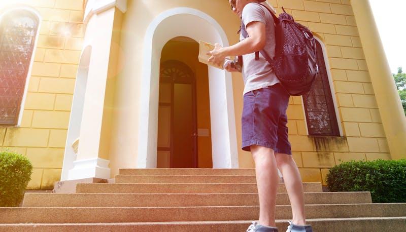 Studente che ripassa la propria relazione di PCTO prima di entrare all'esame orale di Maturità