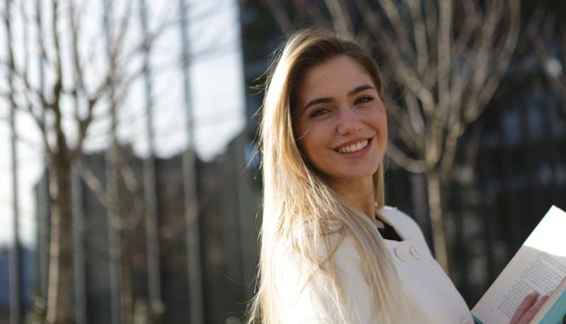 Studentessa sorridente perché può essere ammessa all'esame di Stato nonostante non abbia portato a termine tutte le ore di PCTO