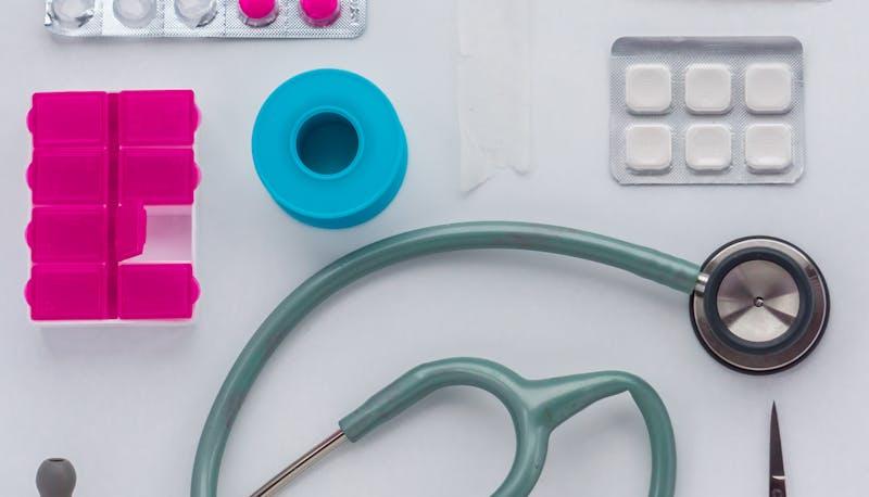 Stetoscopio e pillole, gli strumenti dei Medicini che supereranno i test di Medicina 2024